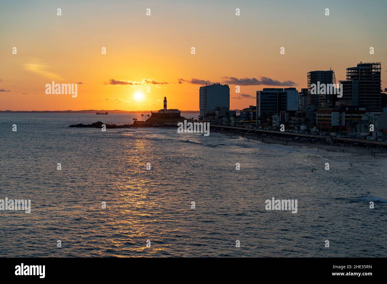 Coucher de soleil sur la plage de Barra et le phare emblématique de Barra à Salvador, Bahia, Brésil. Banque D'Images