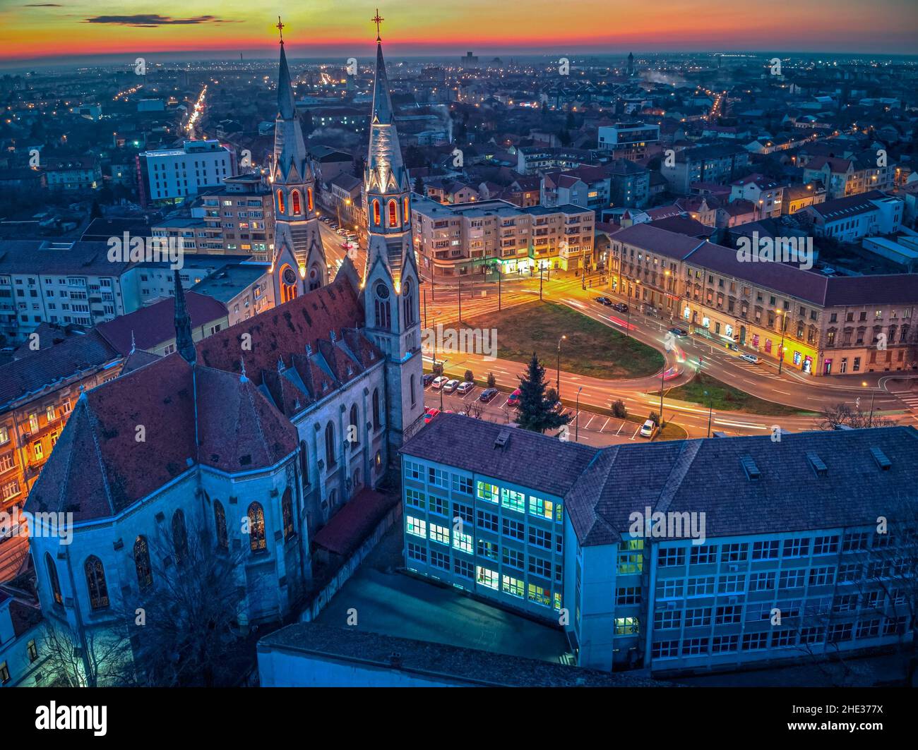 Vue aérienne de nuit avec l'église romano-catholique du quartier Elisabetin de Timisoara.Photo prise le 7th janvier 2022 à Timisoara, comté de Timis Banque D'Images