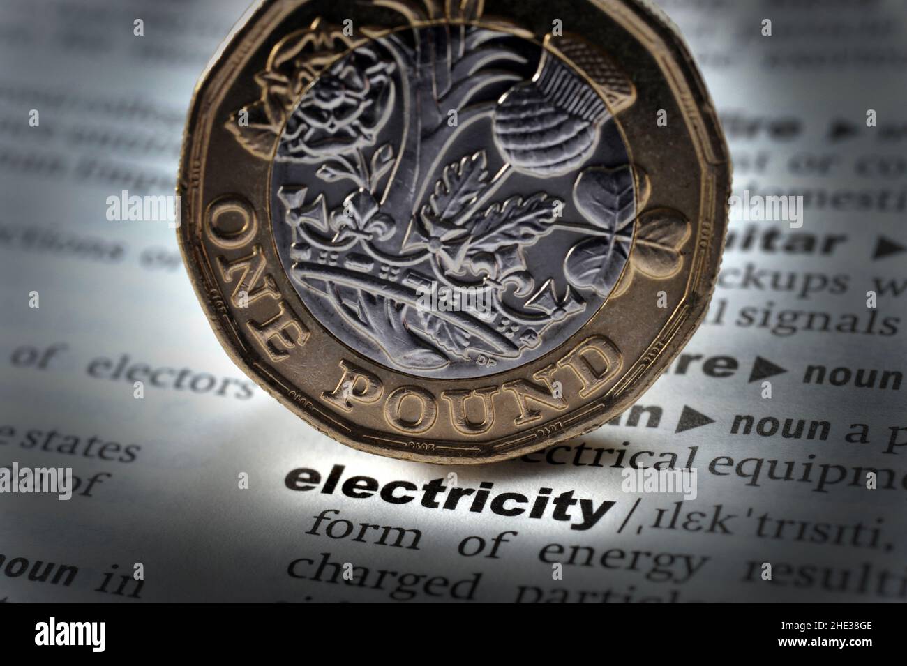 DÉFINITION DU DICTIONNAIRE DE MOT ÉLECTRICITÉ AVEC UNE LIVRE PIÈCE DE MONNAIE RE COÛTS DE L'ÉNERGIE DE COMBUSTIBLE CHAUFFAGE AUGMENTATION DES BUDGETS DES MÉNAGES ETC ROYAUME-UNI Banque D'Images