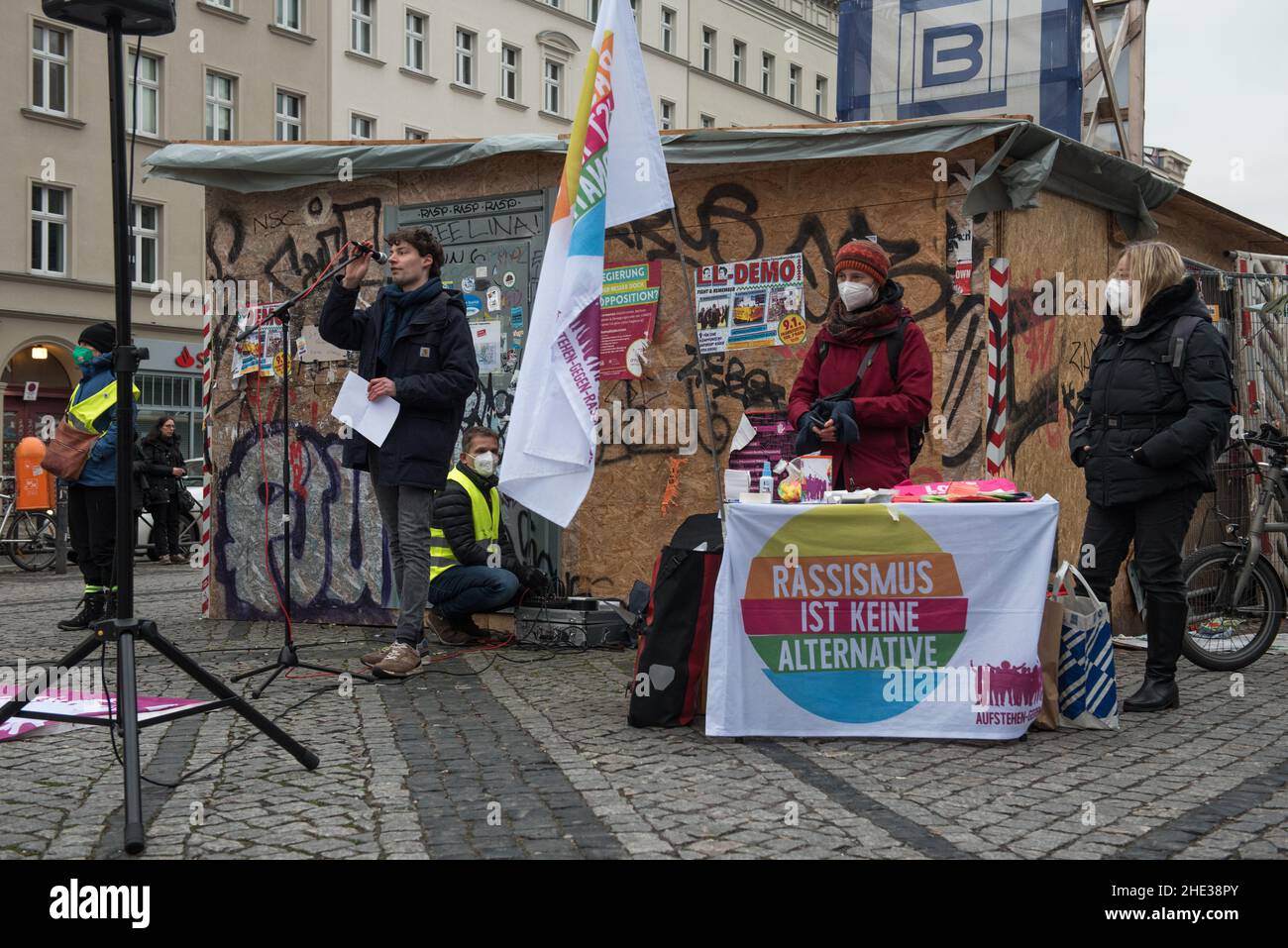 Berlin, Allemagne.8th janvier 2022.Contre-manifestation à Hermannplatz à Berlin Neukölln contre un cortège de manifestants anti-vax.(Credit image: © Jakub Podkowiak/PRESSCOV via ZUMA Press Wire) Credit: ZUMA Press, Inc./Alamy Live News Banque D'Images