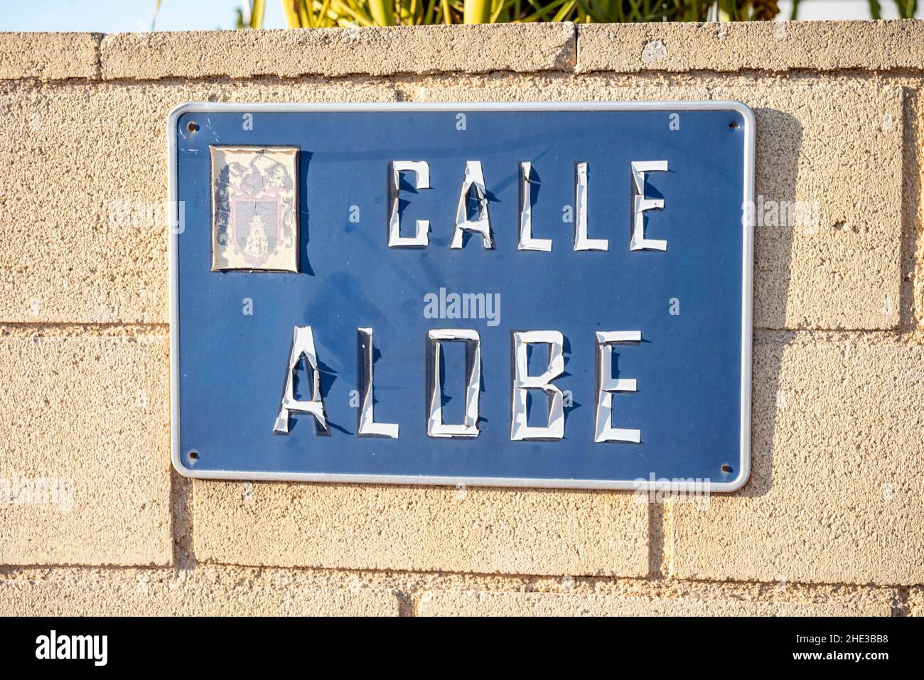 Panneau routier en décomposition dans un quartier résidentiel de Camposol, Mazarron, Murcia, Espagne, sévèrement affecté par la subsidence.Écaillage.Calle Alobe Banque D'Images