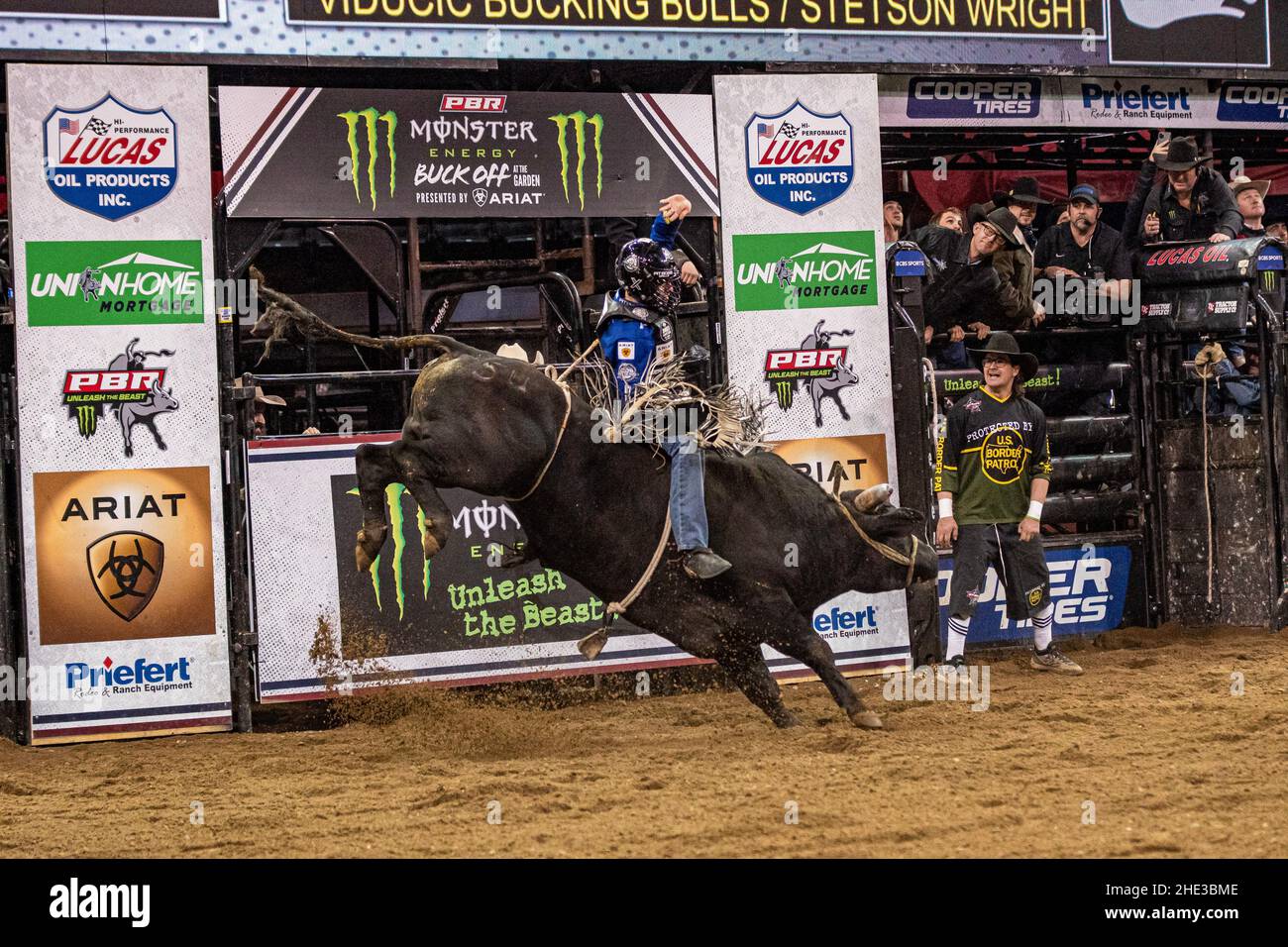 NEW YORK, NY - JANVIER 7 : Mason Taylor fait un tour de 89,5 points lors de la première partie de l'événement PBR Monster Energy Professional Bull Riders à Madison Square Garden le 7 janvier 2022 à New York, NY, États-Unis.(Photo de Matt Davies/PxImages) crédit: PX Images/Alamy Live News Banque D'Images