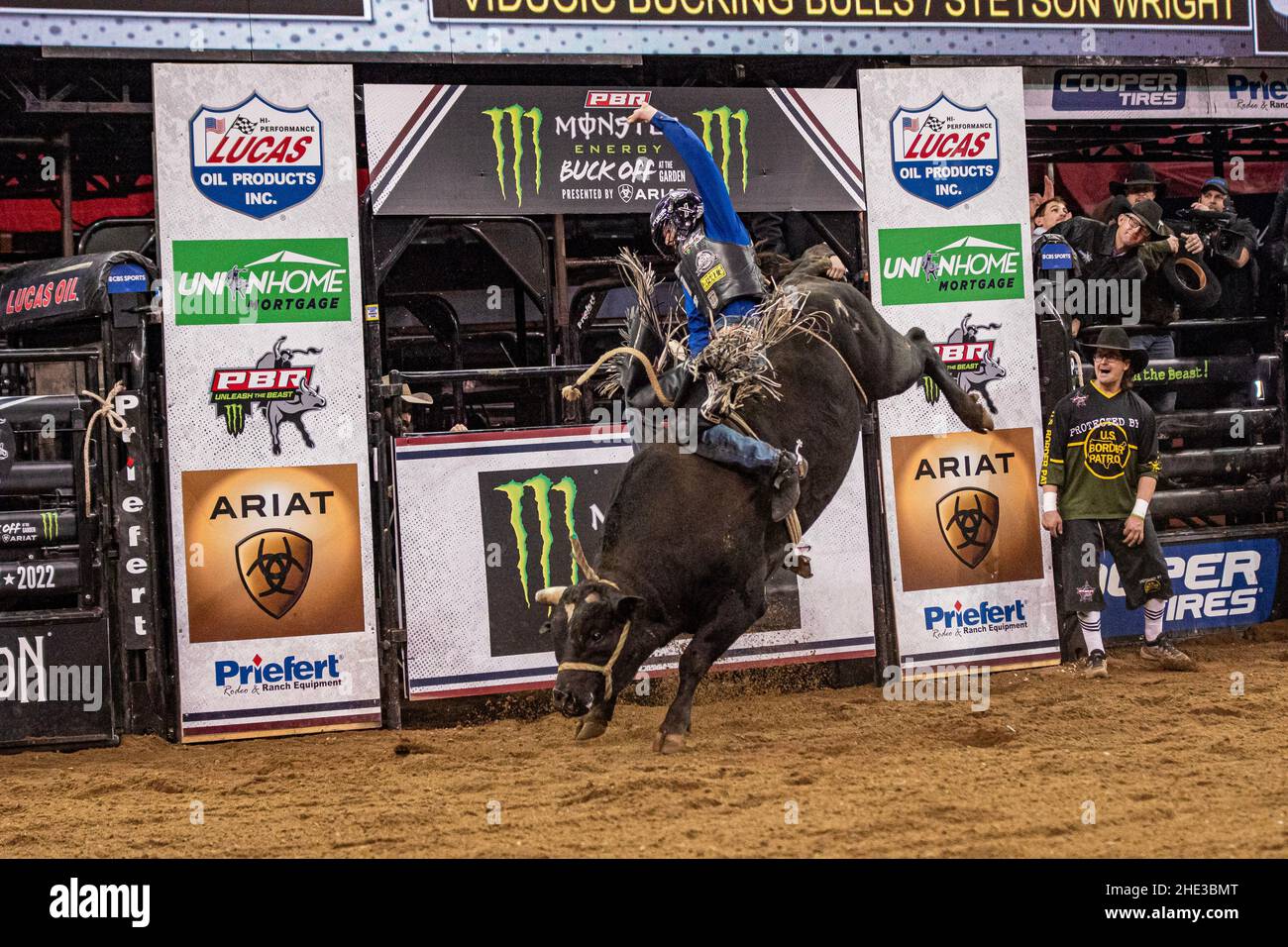 NEW YORK, NY - JANVIER 7 : Mason Taylor fait un tour de 89,5 points lors de la première partie de l'événement PBR Monster Energy Professional Bull Riders à Madison Square Garden le 7 janvier 2022 à New York, NY, États-Unis.(Photo de Matt Davies/PxImages) crédit: PX Images/Alamy Live News Banque D'Images