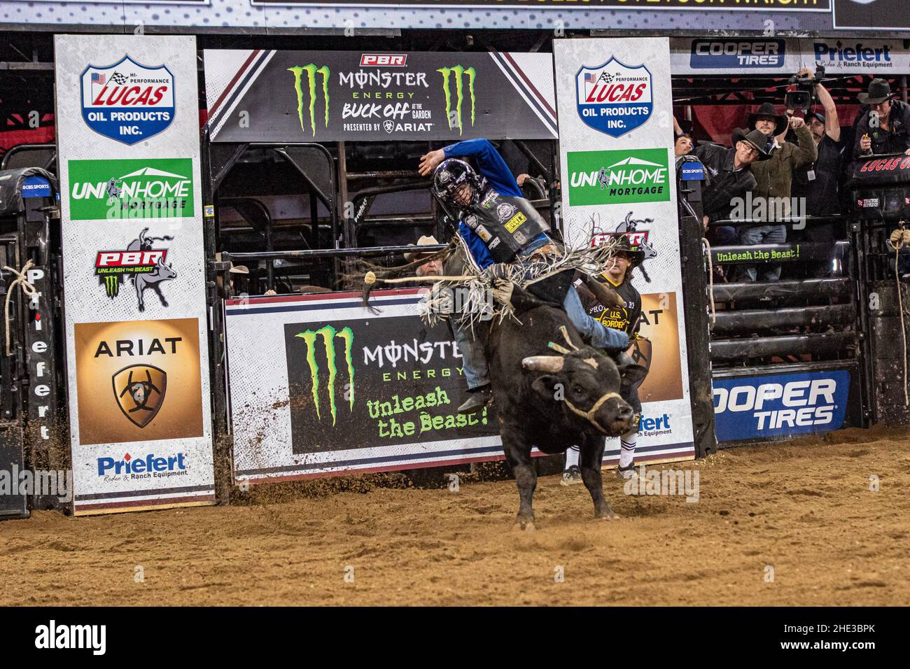 NEW YORK, NY - JANVIER 7 : Mason Taylor fait un tour de 89,5 points lors de la première partie de l'événement PBR Monster Energy Professional Bull Riders à Madison Square Garden le 7 janvier 2022 à New York, NY, États-Unis.(Photo de Matt Davies/PxImages) crédit: PX Images/Alamy Live News Banque D'Images