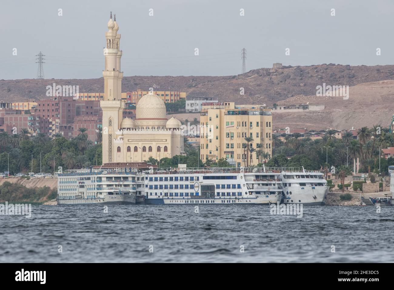 Une grande mosquée sur la rive du Nil à Assouan, des navires de croisière amarrés se tiennent devant elle. Banque D'Images