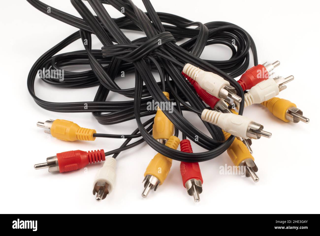 Pile de connecteurs de câbles pour l'audio et la vidéo isolés sur fond blanc. Banque D'Images