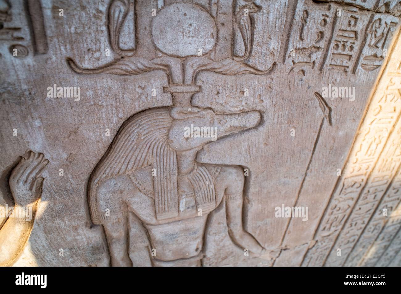 Une sculpture de relief de Sobek, l'ancien dieu crocodile égyptien, au temple de Kom Ombo en Égypte. Banque D'Images