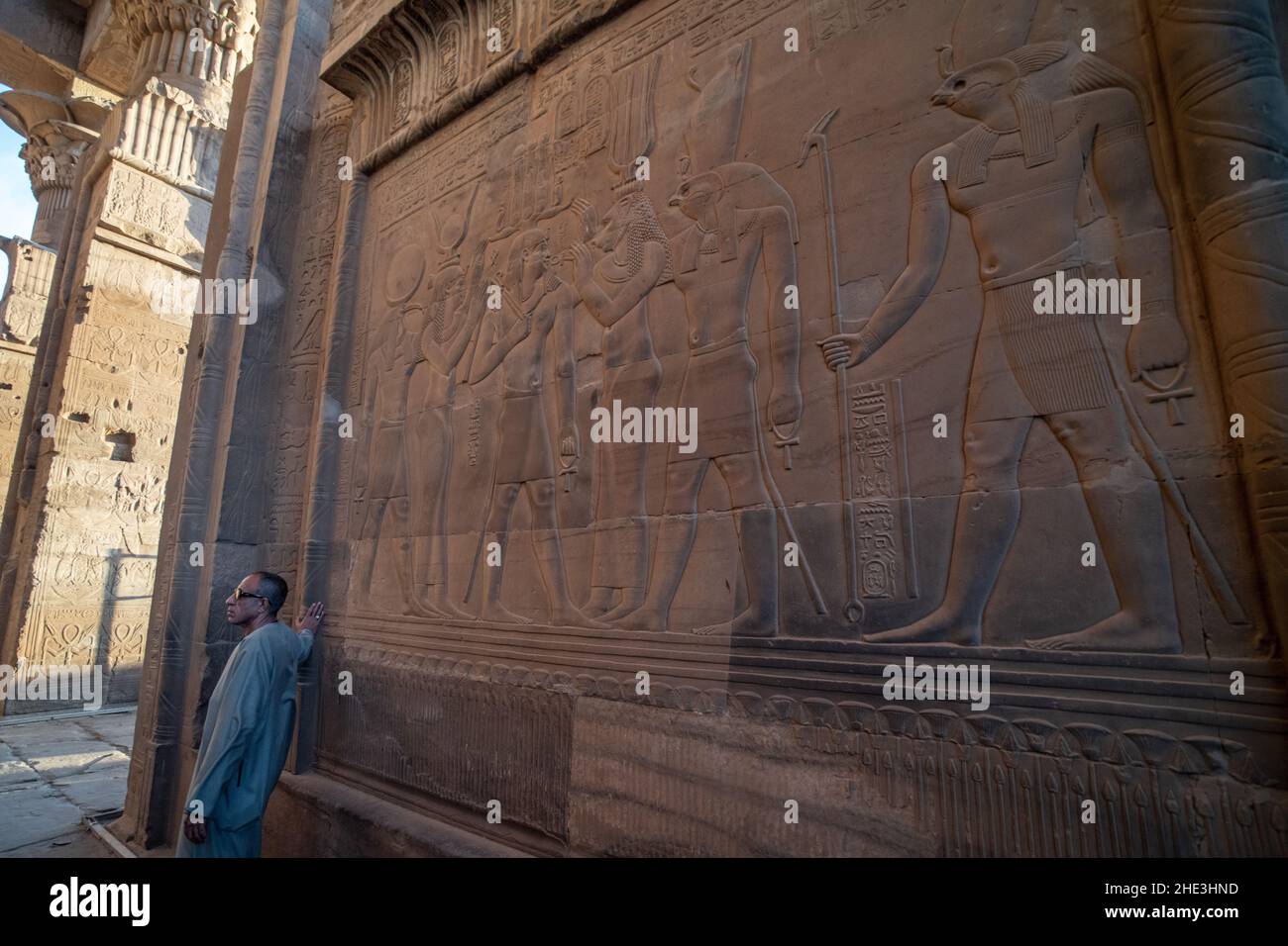 Sculptures de relief en pierre sur les murs du temple Kom Ombo en Égypte. Banque D'Images