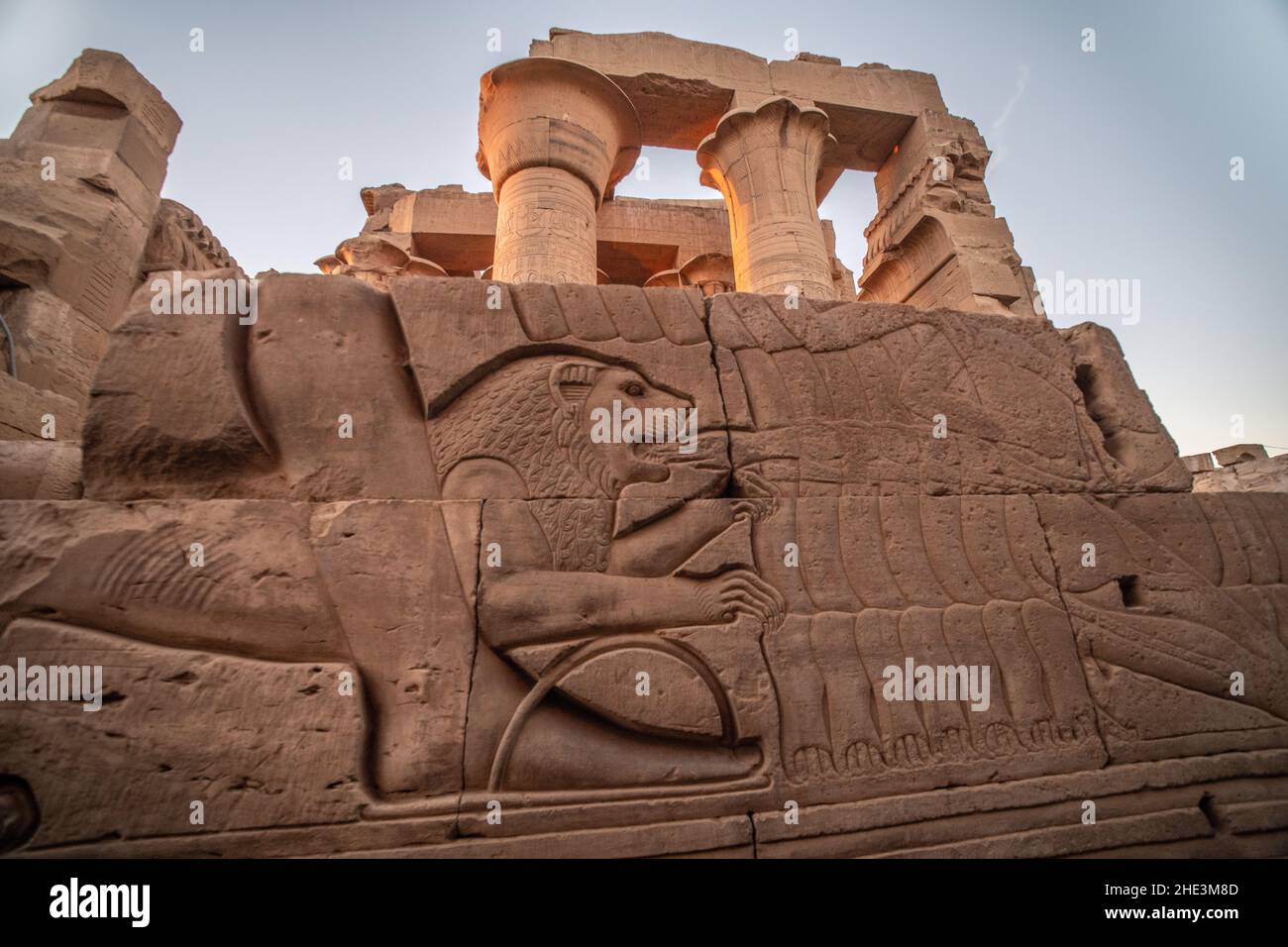 Une sculpture ancienne dans les ruines du temple de Kom Ombo en Égypte dépeint un lion piquant une main. Banque D'Images