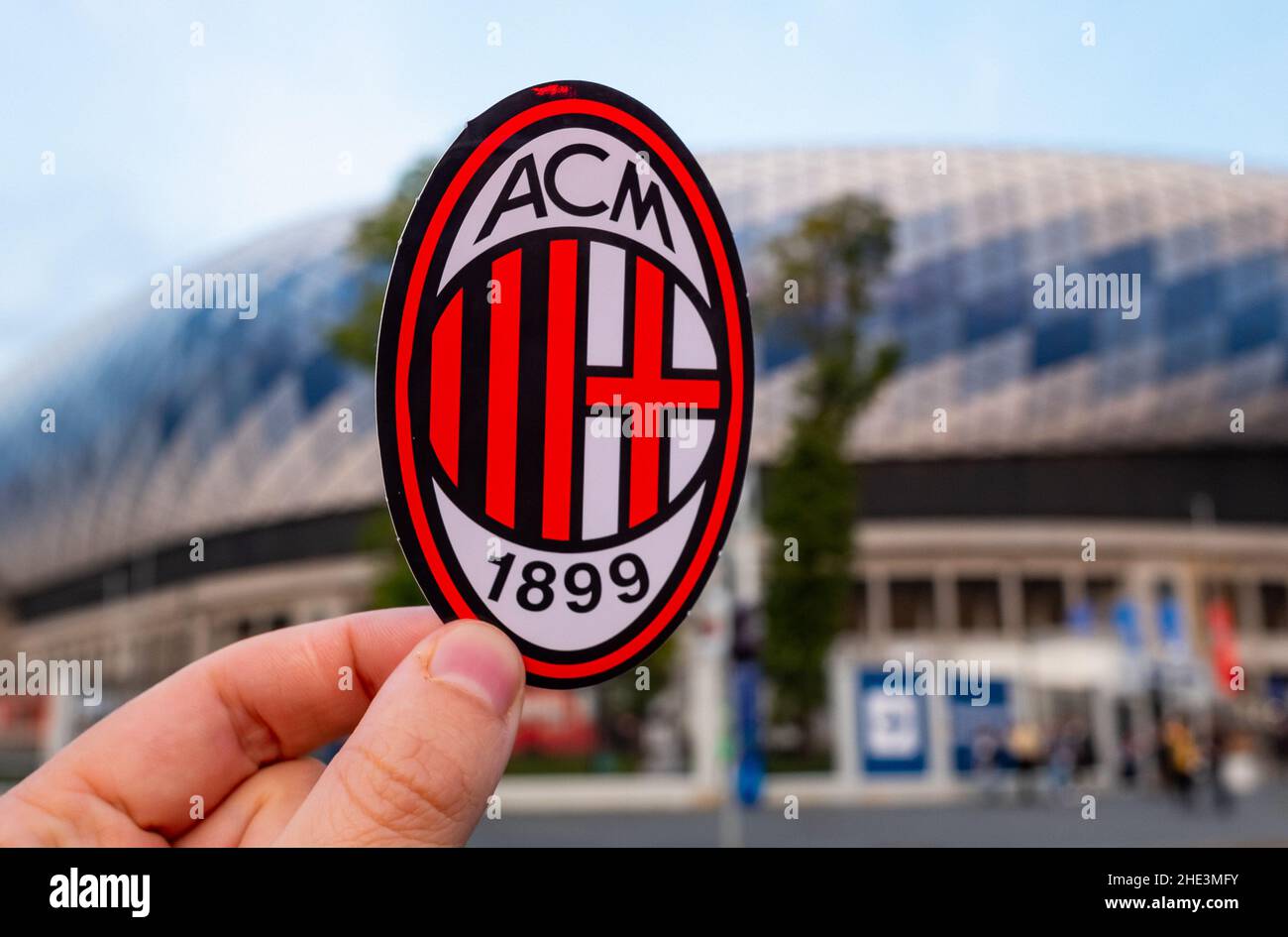 12 septembre 2021, Milan, Italie.L'emblème de l'unité de thérapieLe club de football de Milan sur le fond d'un stade moderne. Banque D'Images