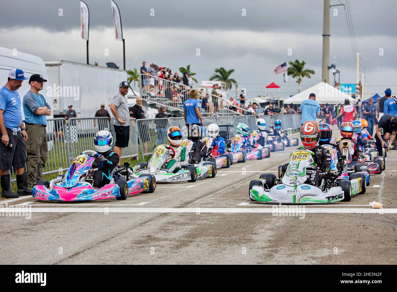 Homestead, Floride, États-Unis.8th janvier 2022.Groupe de pilotes de karting ob ligne de départ KAS pendant sa Super Karting USA (SKUSA) série d'hiver 2022, Credit: Yaroslav Sabitov/YES Market Media/Alay Live News Banque D'Images