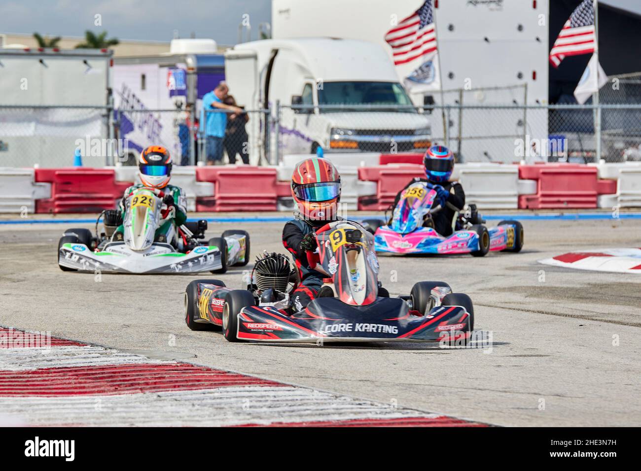 Homestead, Floride, États-Unis.8th janvier 2022.Groupe de pilotes de karting sur un asphalte lors de son Super Karting USA (SKUSA) série d'hiver 2022, crédit: Yaroslav Sabitov/YES Market Media/Alay Live News Banque D'Images