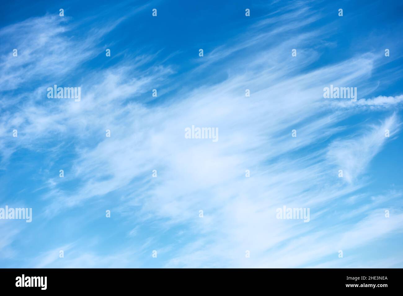 Des nuages en mouvement rapide dans le ciel bleu Banque D'Images