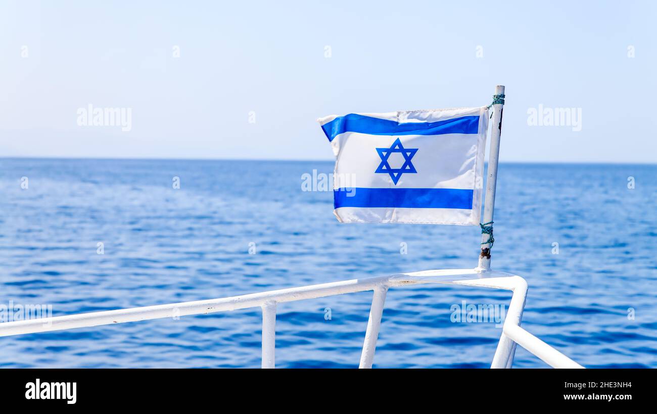 Drapeau d'Israël sur le devant du bateau dans la mer Rouge Photo Stock