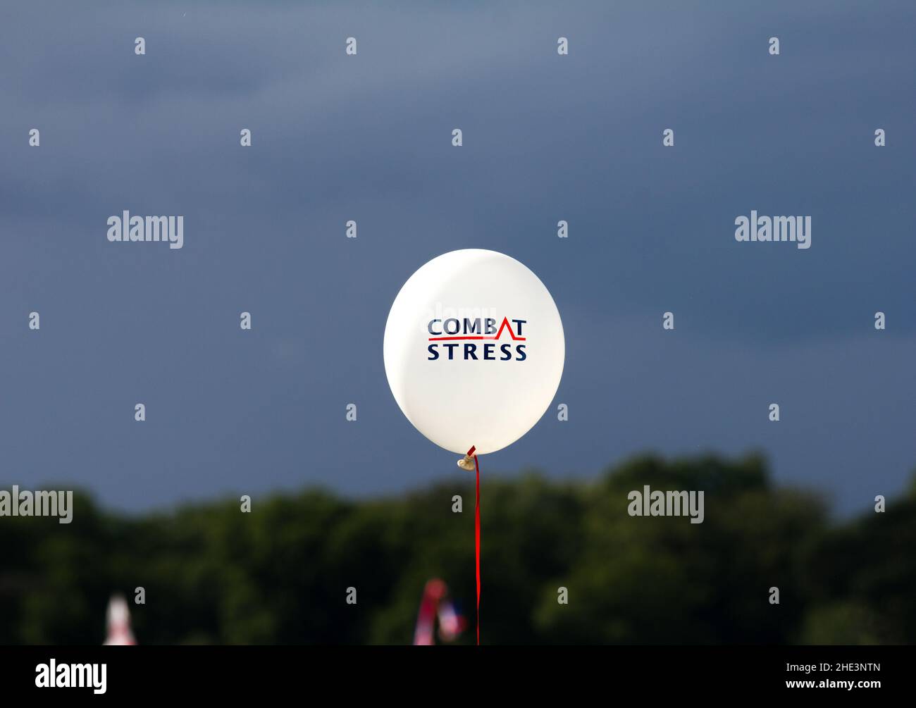 Combattre le stress.Un ballon de combat contre le stress contre un ciel sombre mais ensoleillé, faisant la promotion de l'organisation de santé mentale du vétéran. Banque D'Images
