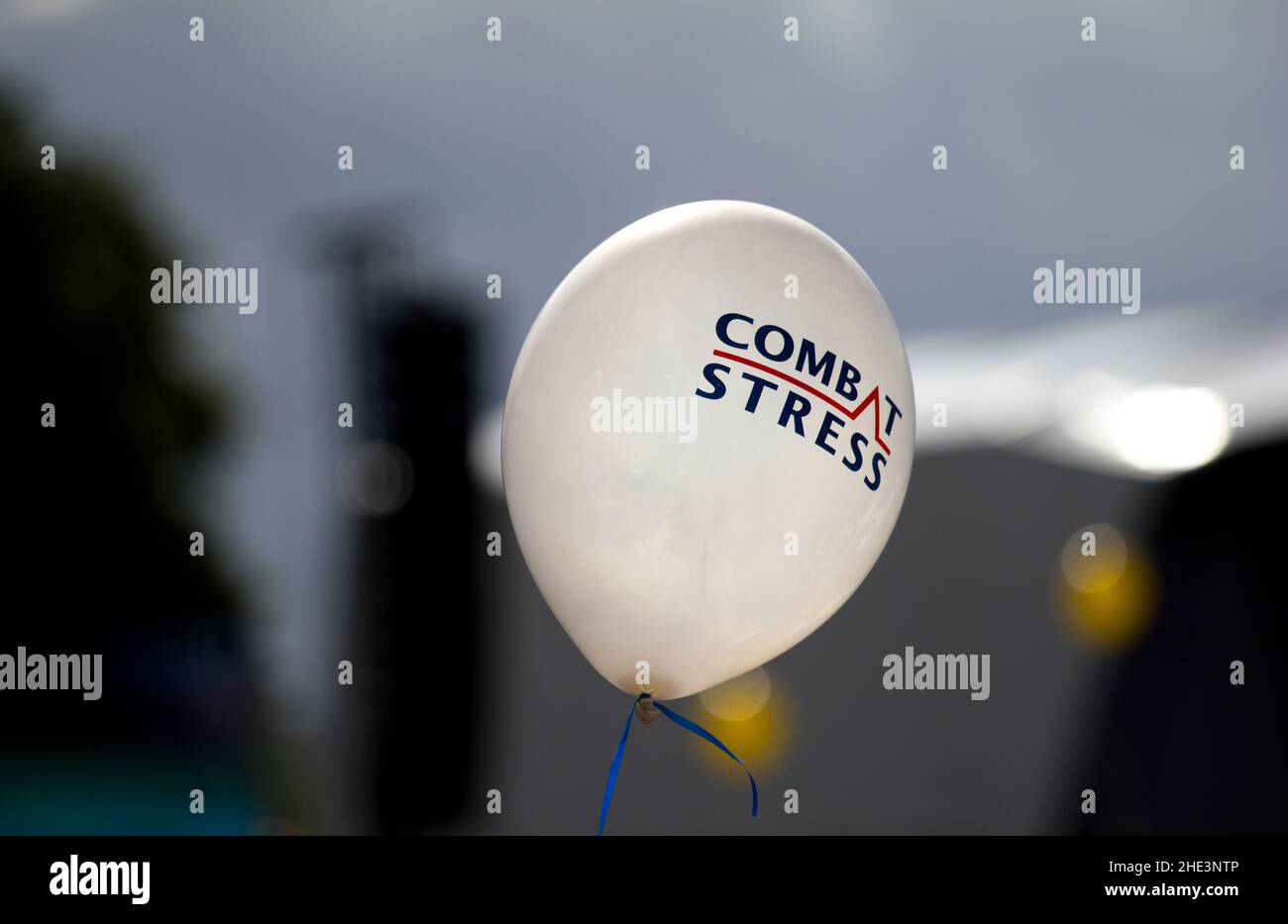 Combattre le stress.Un ballon de combat contre le stress contre un ciel sombre mais ensoleillé, faisant la promotion de l'organisation de santé mentale du vétéran. Banque D'Images