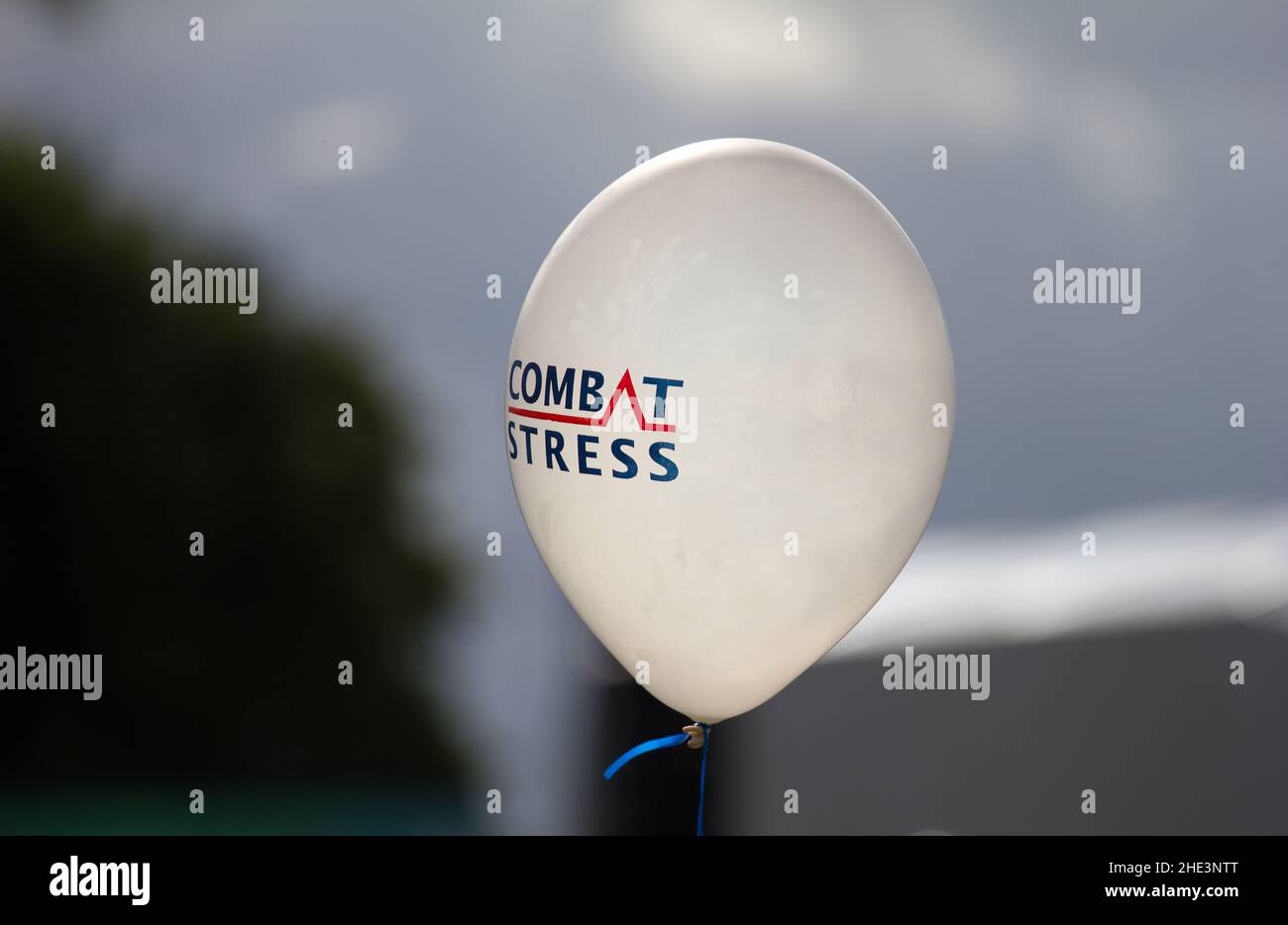 Combattre le stress.Un ballon de combat contre le stress contre un ciel sombre mais ensoleillé, faisant la promotion de l'organisation de santé mentale du vétéran. Banque D'Images