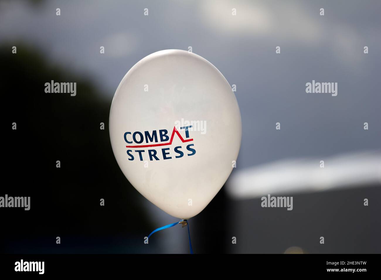 Combattre le stress.Un ballon de combat contre le stress contre un ciel sombre mais ensoleillé, faisant la promotion de l'organisation de santé mentale du vétéran. Banque D'Images