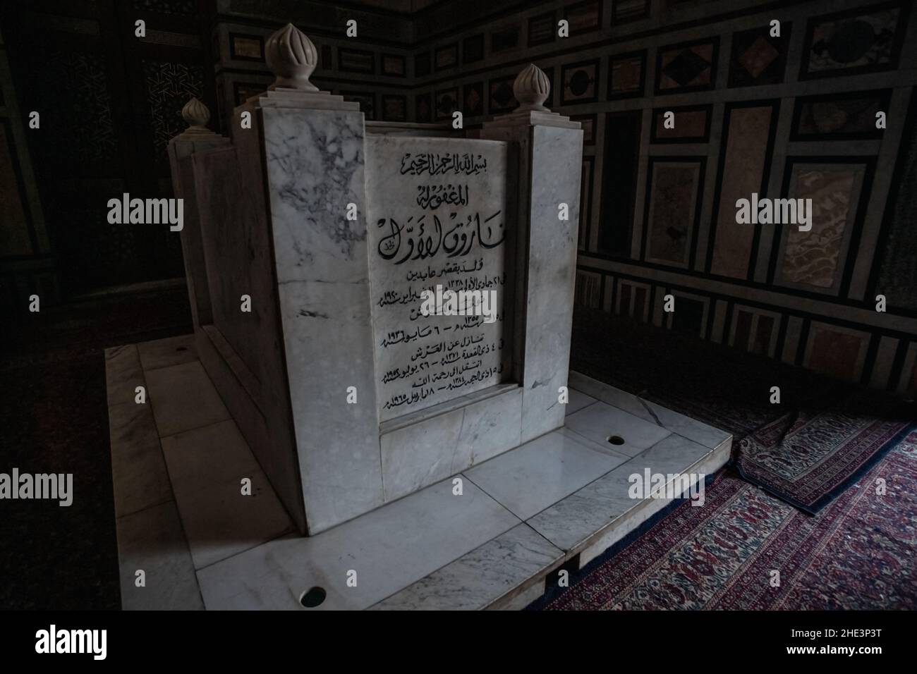 Le sarcophage en marbre de Farouk I, roi d'Égypte, dans la mosquée Al Rifai du Caire historique, en Égypte. Banque D'Images