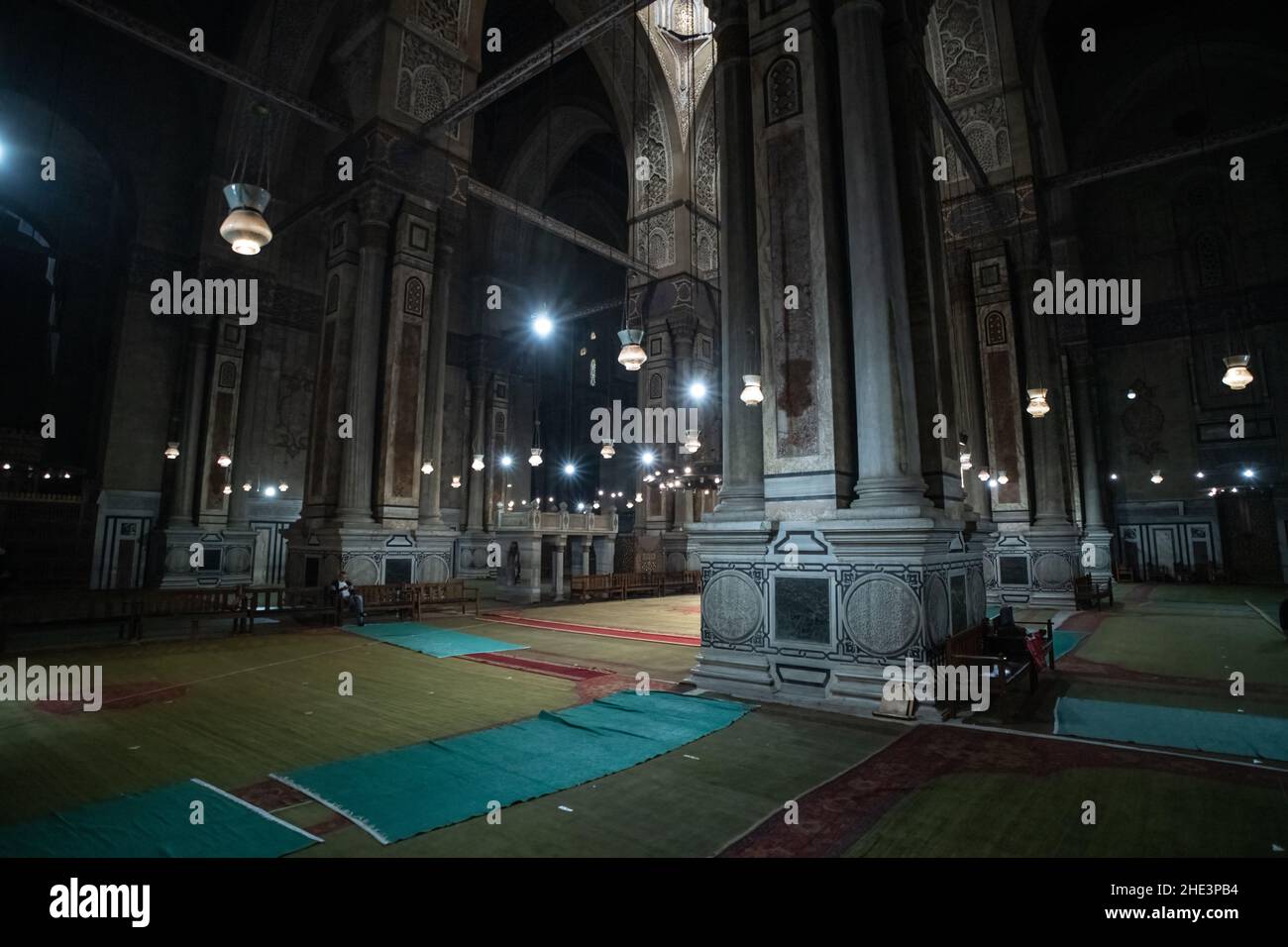 La salle de prière intérieure avec des colonnes en marbre et des lumières suspendues dans la mosquée Al-Rifai au Caire, en Égypte. Banque D'Images