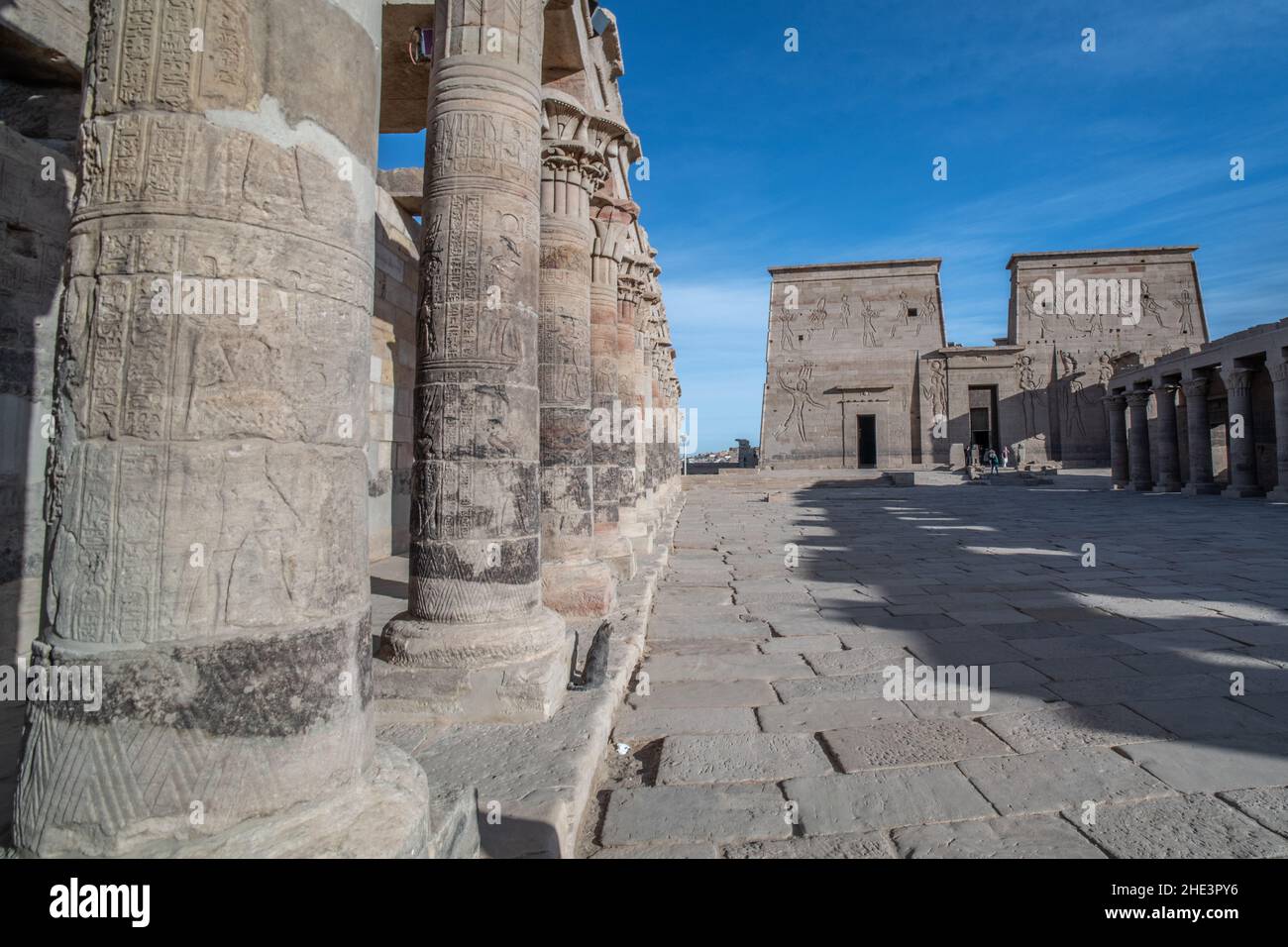 Les colonnes en pierre et la cour de l'ancien temple de Philae, site classé au patrimoine mondial de l'UNESCO en Égypte. Banque D'Images