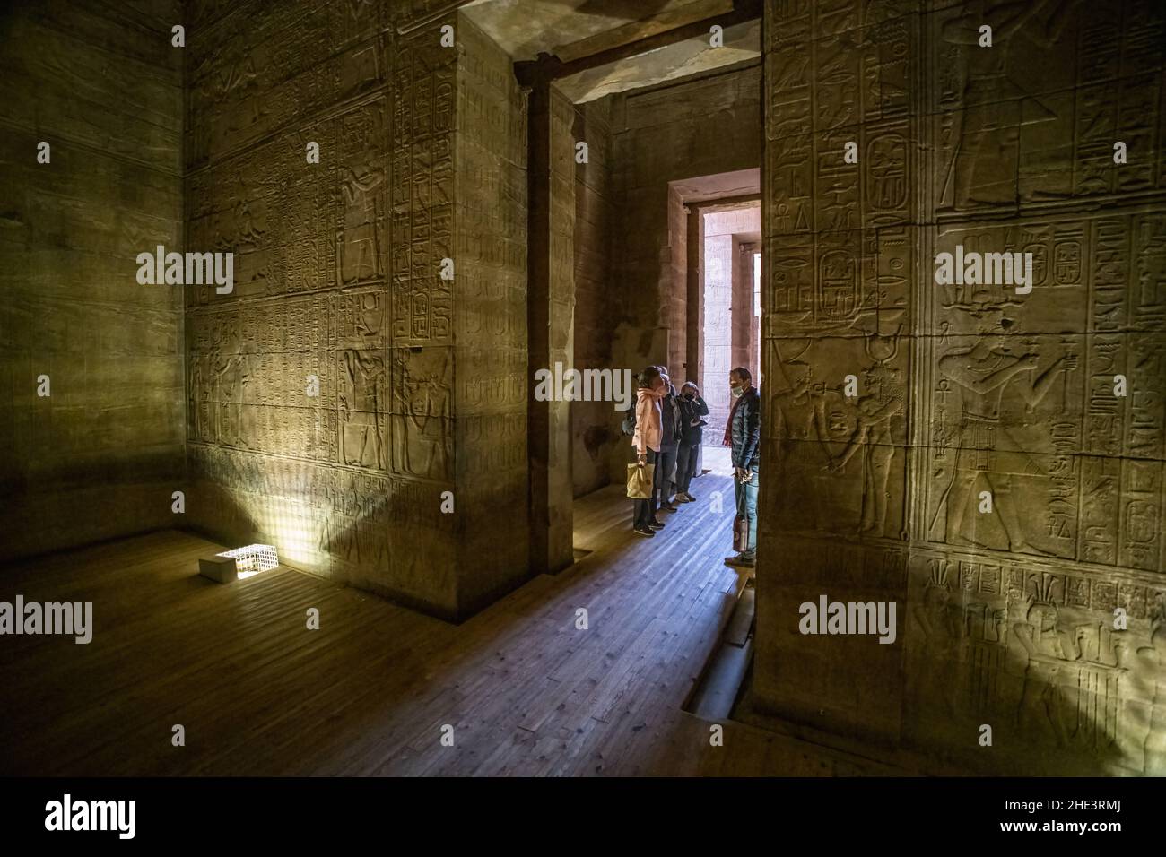 Les visiteurs entrent dans le sanctuaire, maison d'Isis, au complexe du temple de Philae près d'Assouan, en Égypte. Banque D'Images