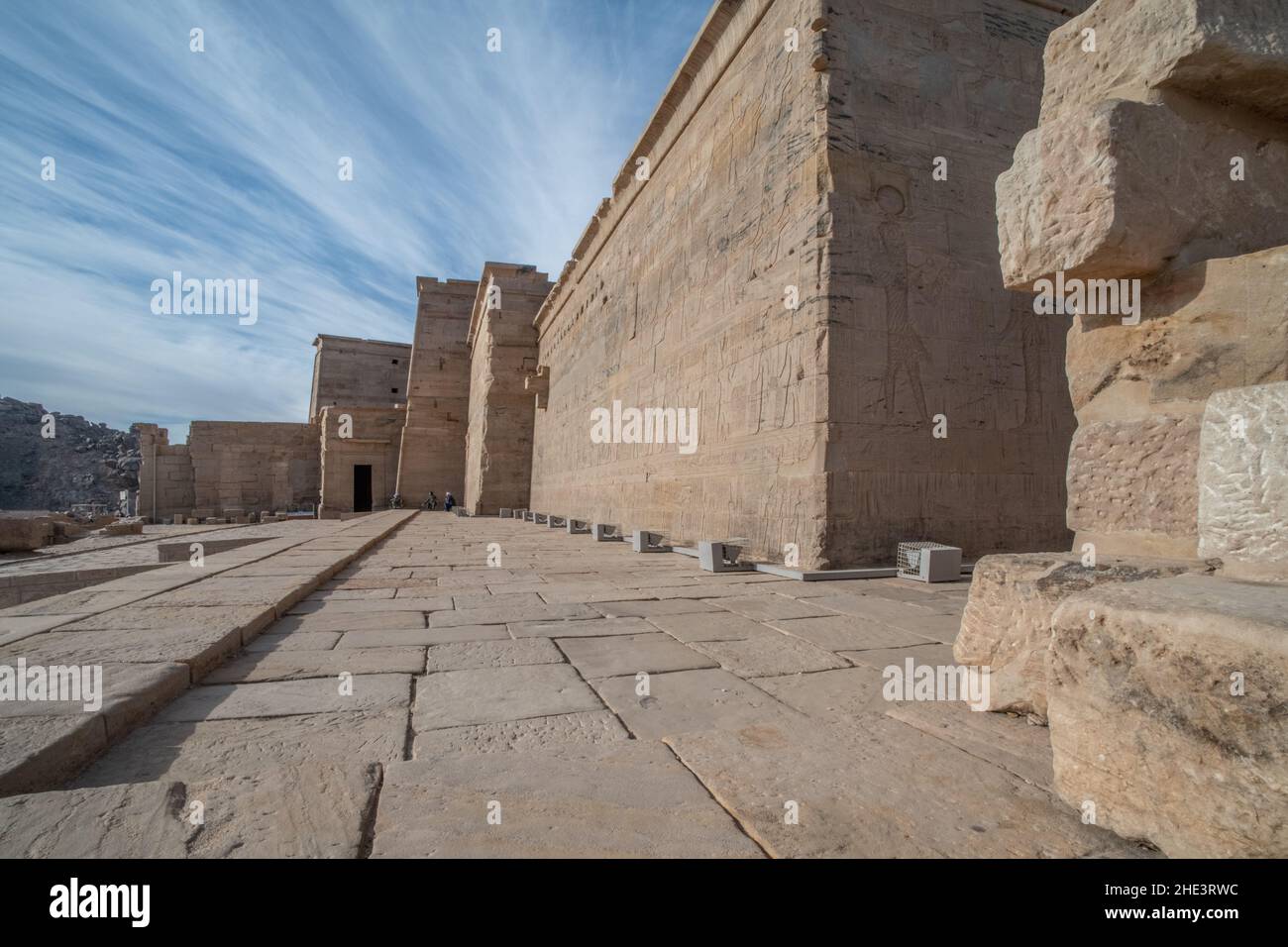 Le mur extérieur de l'ancien temple égyptien des philaes sur l'île d'Agilkia près d'Assouan, en Égypte. Banque D'Images