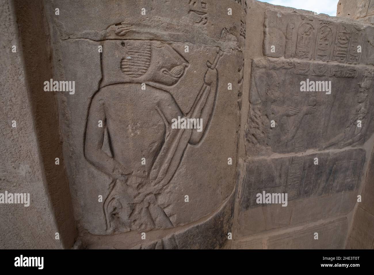 Une ancienne sculpture égyptienne d'un babouin jouant un instrument de musique au temple de Hathor dans le complexe du temple de Philae à Assouan, en Égypte. Banque D'Images