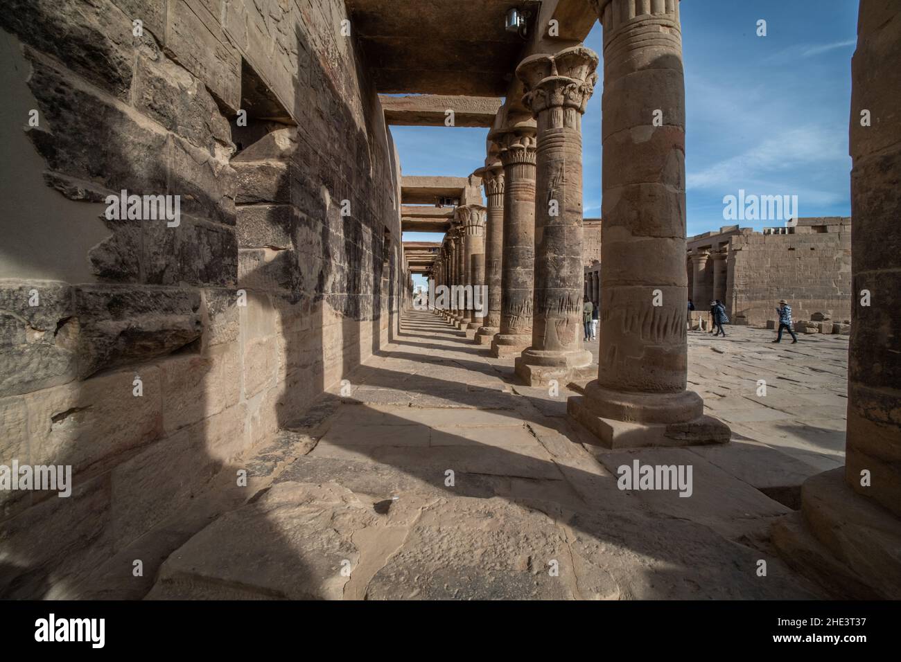 La colonnade au temple de Philae près d'Assouan, en Égypte, en Afrique du Nord. Banque D'Images