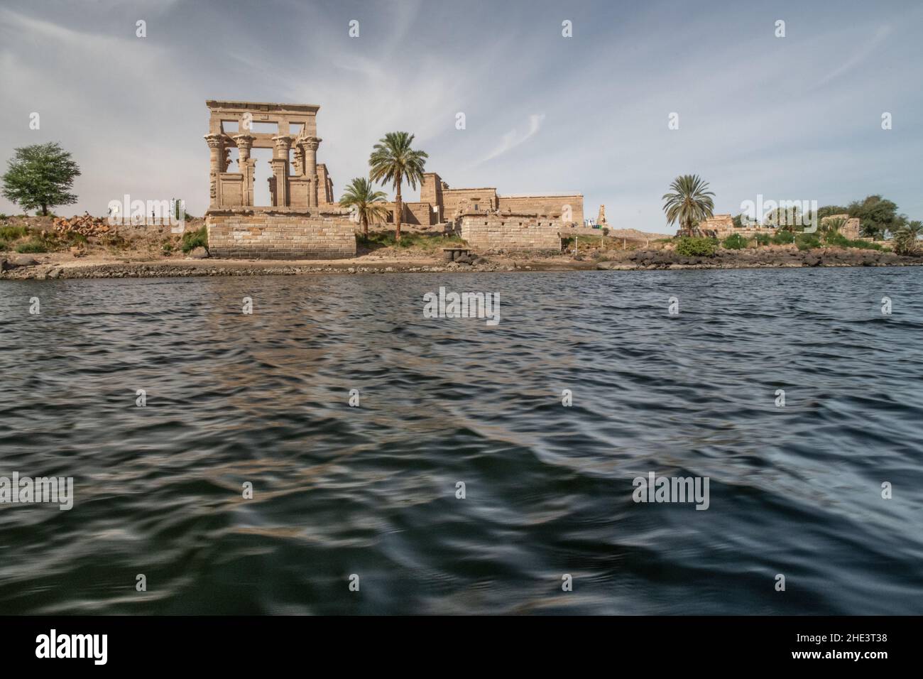 Trajan's Kiosk, une partie de l'époque romaine du complexe du temple de Philae près d'Assouan, Egpyt vu de l'eau. Banque D'Images