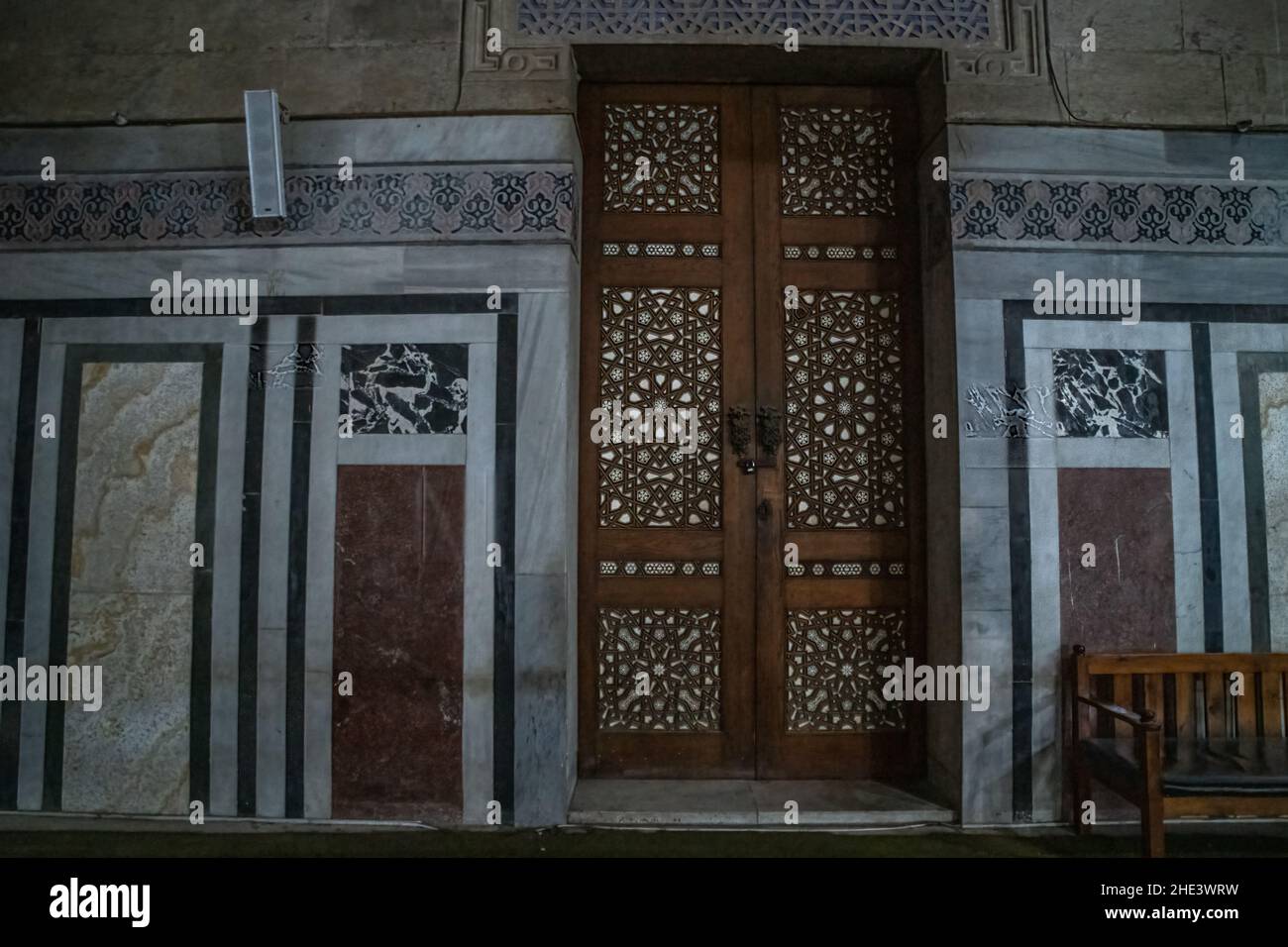 L'intérieur somptueux de la mosquée Al-Rifai au Caire en Égypte, avec des murs en marbre et des portes richement décorées. Banque D'Images