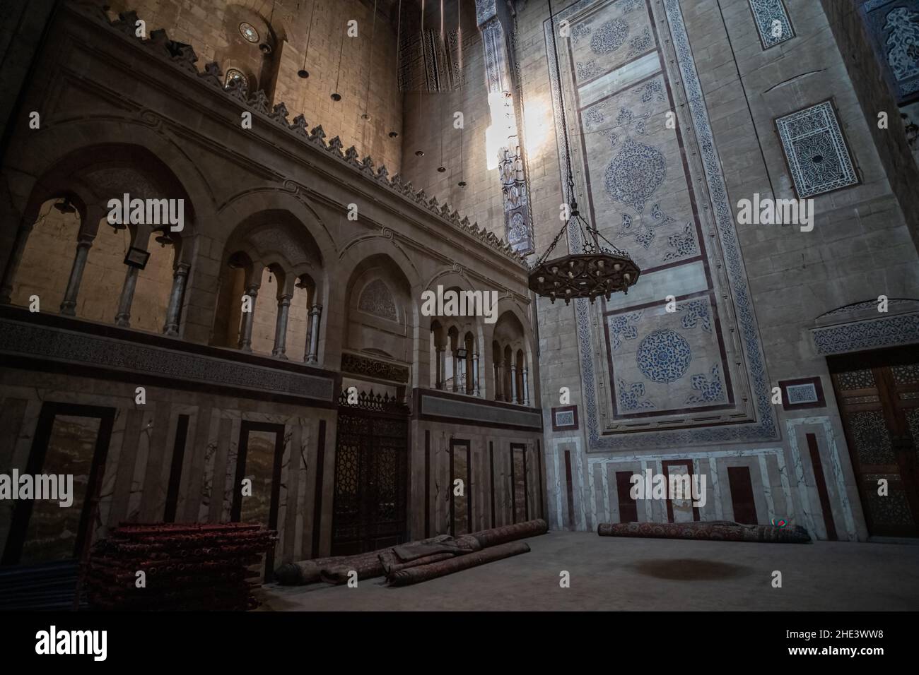 L'intérieur somptueux de la mosquée Al-Rifai au Caire en Égypte, avec des murs en marbre et des portes richement décorées. Banque D'Images