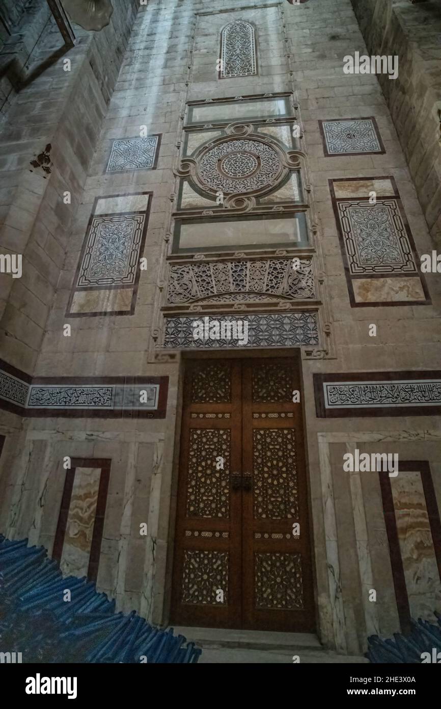 L'intérieur somptueux de la mosquée Al-Rifai au Caire en Égypte, avec des murs en marbre et des portes richement décorées. Banque D'Images