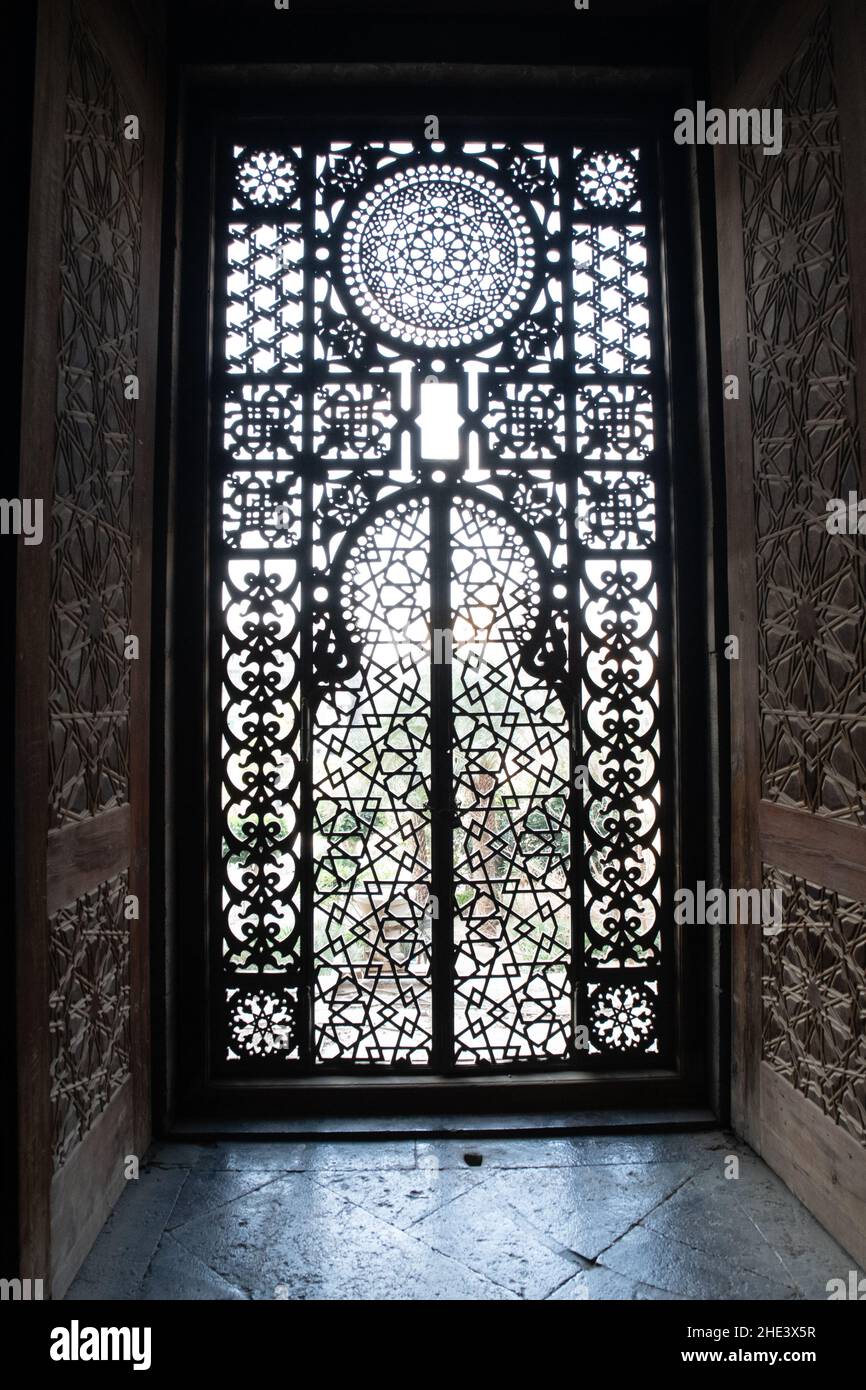 Beau treillis métallique très orné qui laisse la lumière dans le mausolée de Farouk J'ai enterré dans la mosquée Al Rifai au Caire, en Égypte. Banque D'Images