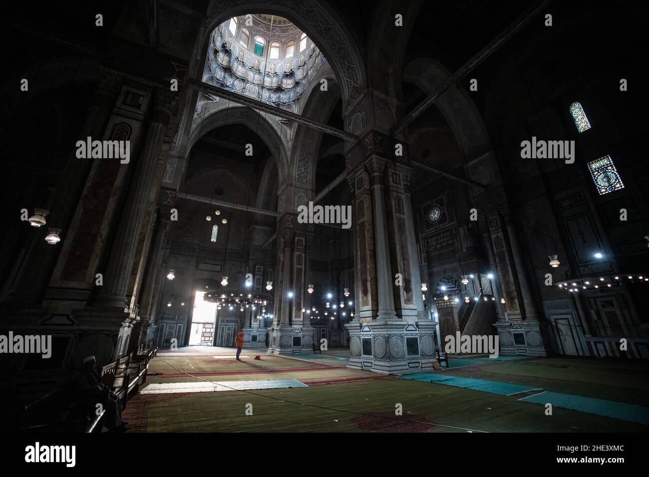 L'immense salle de prière intérieure avec des lumières suspendues et des colonnes en marbre de la mosquée Al Rifai dans le quartier historique du Caire, en Égypte. Banque D'Images