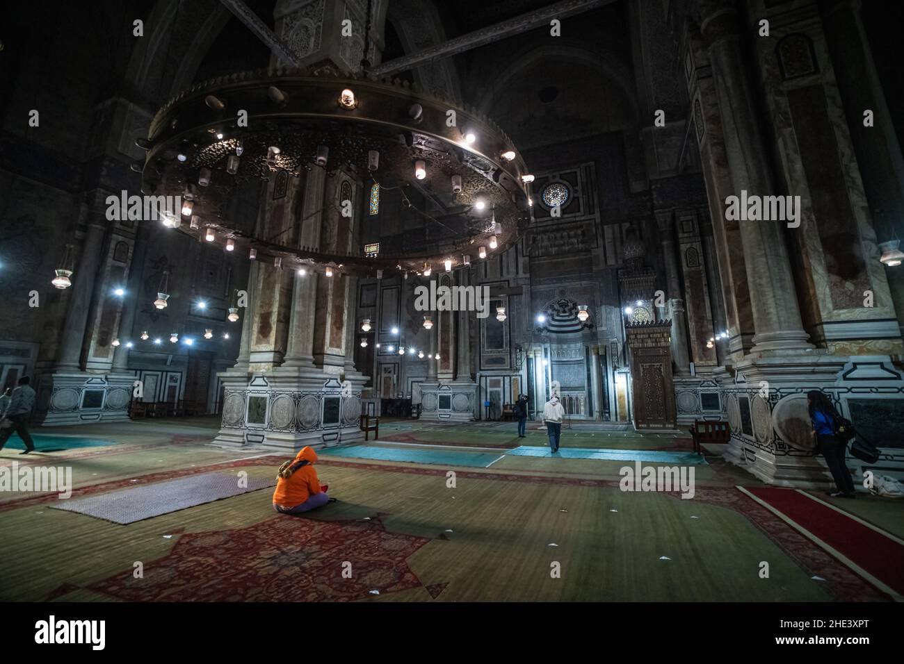 L'immense salle de prière intérieure avec des lumières suspendues et des colonnes en marbre de la mosquée Al Rifai dans le quartier historique du Caire, en Égypte. Banque D'Images