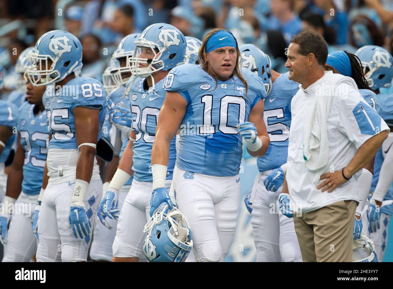Le linebacker de Caroline du Nord Jeff Shoettmer (10) et le coordinateur défensif Gene Chizik avant l'action dans un match de 2015 au stade Kenan à Chapel Hill, en Caroline du Nord.(Photo de Robert Willett/Raleigh News & observer/TNS/Sipa USA) crédit : SIPA USA/Alay Live News Banque D'Images