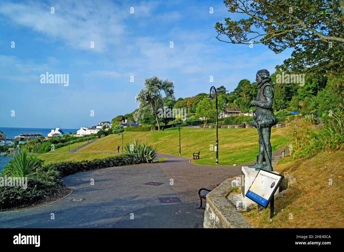 Royaume-Uni, Dorset, Lyme Regis, Statue de l'amiral Sir Geoge Somers dans les jardins de Langmoor pendant l'été. Banque D'Images