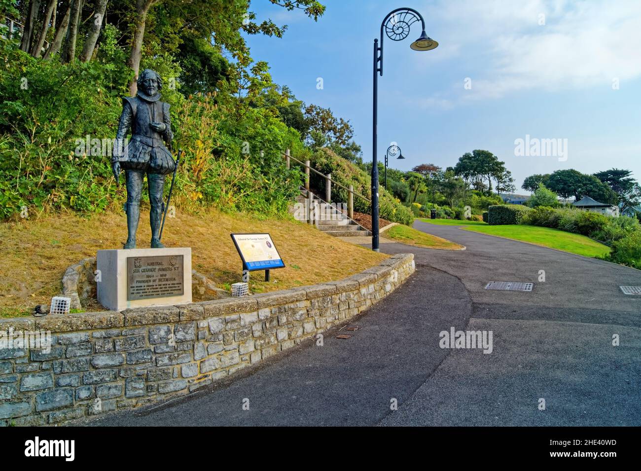 Royaume-Uni, Dorset, Lyme Regis, Statue de l'amiral Sir George Somers dans les jardins de Langmoor pendant l'été. Banque D'Images