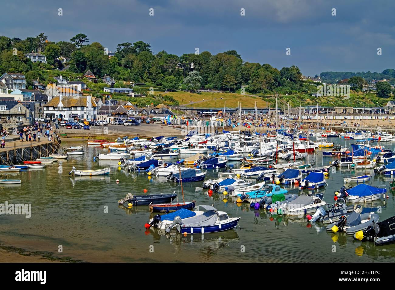 UK,Dorset,Lyme Regis,le port,avec Lyme Regis Town, Cobb Arms et Langmoor Gardens dans la distance. Banque D'Images