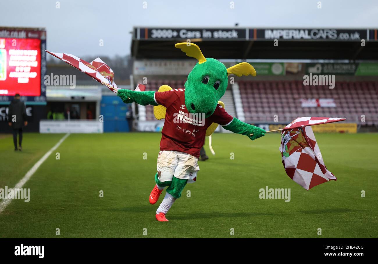 Northampton Town FC Mascot Clarence le Dragon court sur le terrain avant le match EFL League Two entre Northampton Town et Crawley Town au stade Sixfields.8th janvier 2022 Banque D'Images