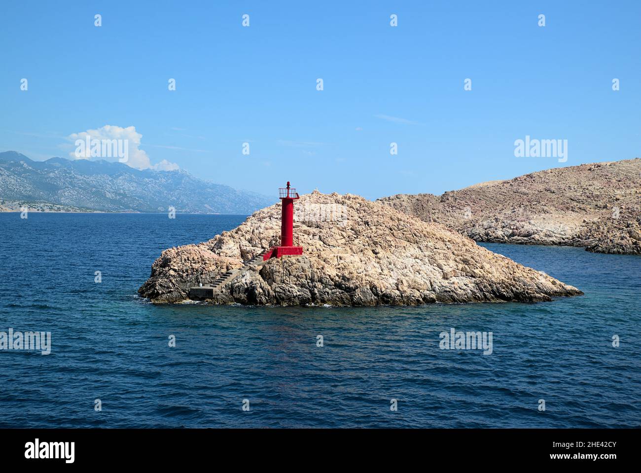 Balise rouge sur le rocher près de l'île de Pag, Croatie, Europe Banque D'Images