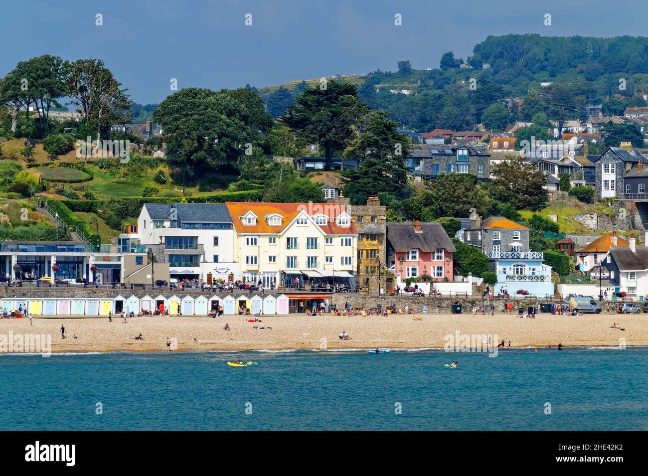Royaume-Uni, Dorset, Lyme Regis, front de mer, Marine Parade Cottages et ville Banque D'Images