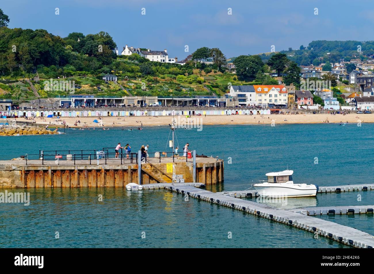 Royaume-Uni, Dorset, Lyme Regis, Harbour Wall, front de mer, Marine Parade Cottages et ville Banque D'Images