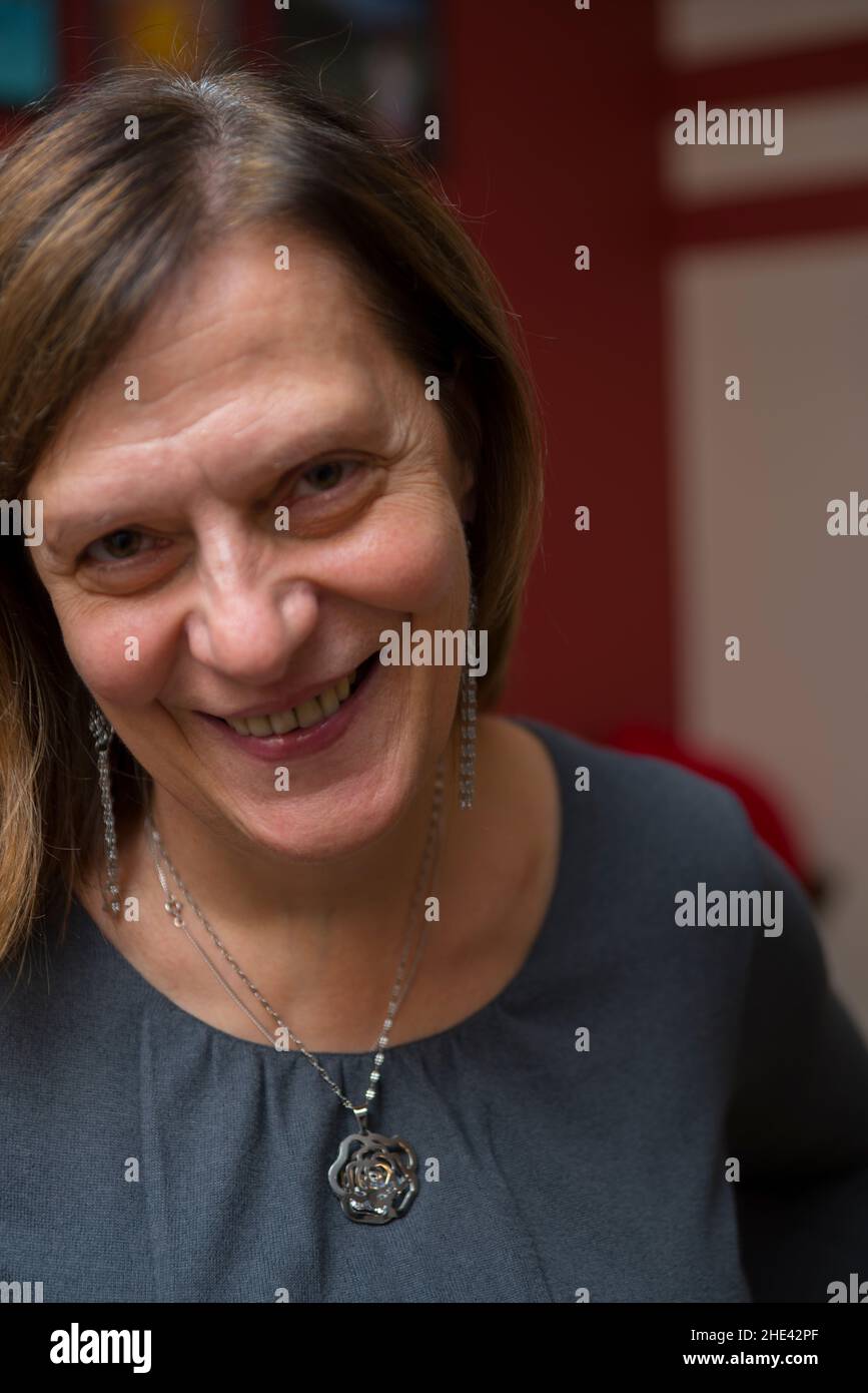 Pologne, Polen, Europe, Europa; Portrait d'une femme mûre avec un pendentif autour de son cou.reifen Frau mit einem Anhänger um den Hals. Banque D'Images