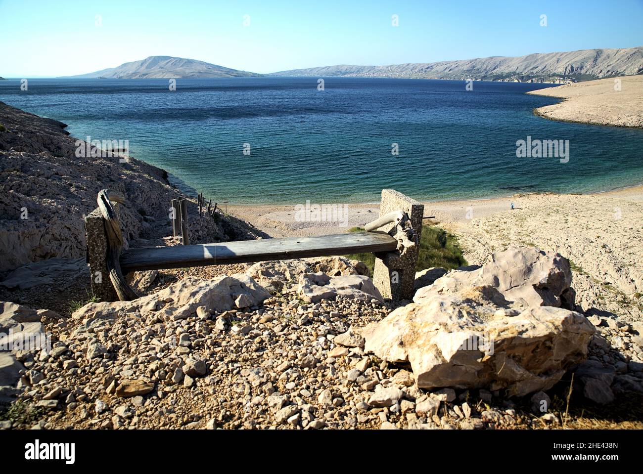 Belle vue sur la plage de Rucica depuis le banc sur la colline, mer Adriatique, Croatie Banque D'Images