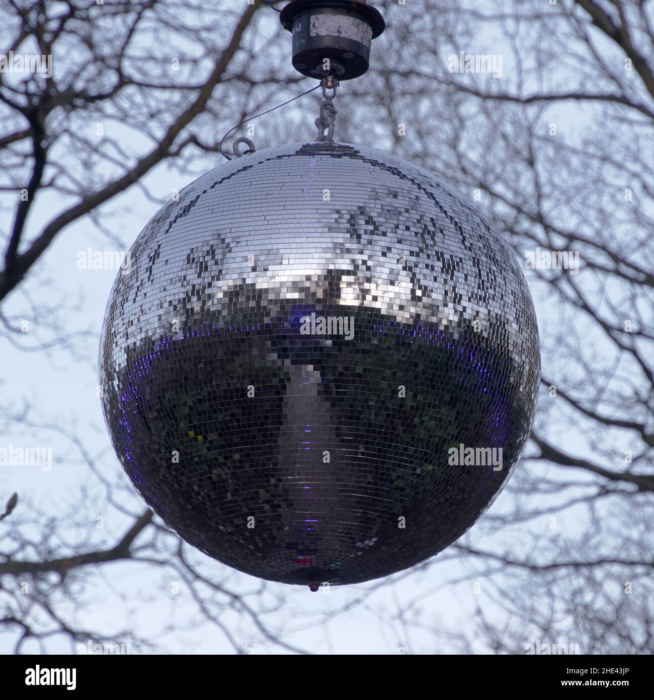 Glitterball géant à Dunham Massey National Trust, Cheshire, Angleterre, Royaume-Uni à Noël Banque D'Images
