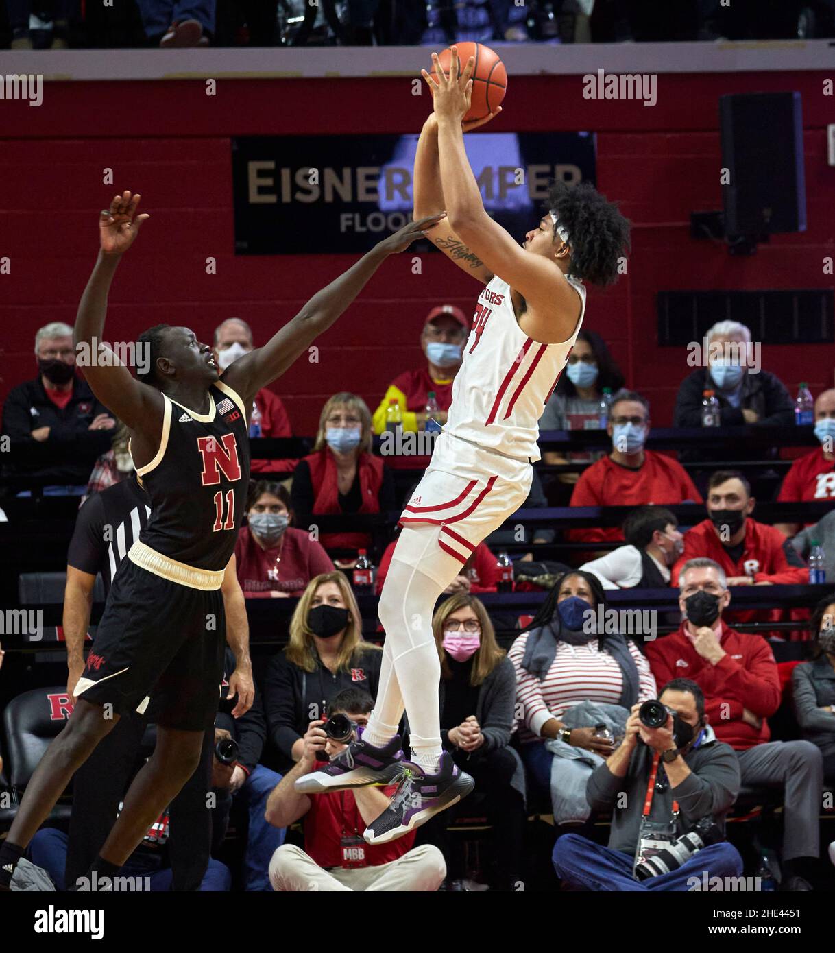 Piscataway, New Jersey, États-Unis.8th janvier 2022.Rutgers Scarlet Knights forward Ron Harper Jr. (24) Shoots over Nebraska Cornhuskers forward Lat Mayen (11) dans la seconde moitié pendant le match entre les Cornhuskers Nebraska et les Rutgers Scarlet Knights à Jersey Mikes Arena à Piscataway, New Jersey, le samedi 8 2022 janvier.Rutgers a battu Nebraska 93-65.Duncan Williams/CSM/Alamy Live News Banque D'Images