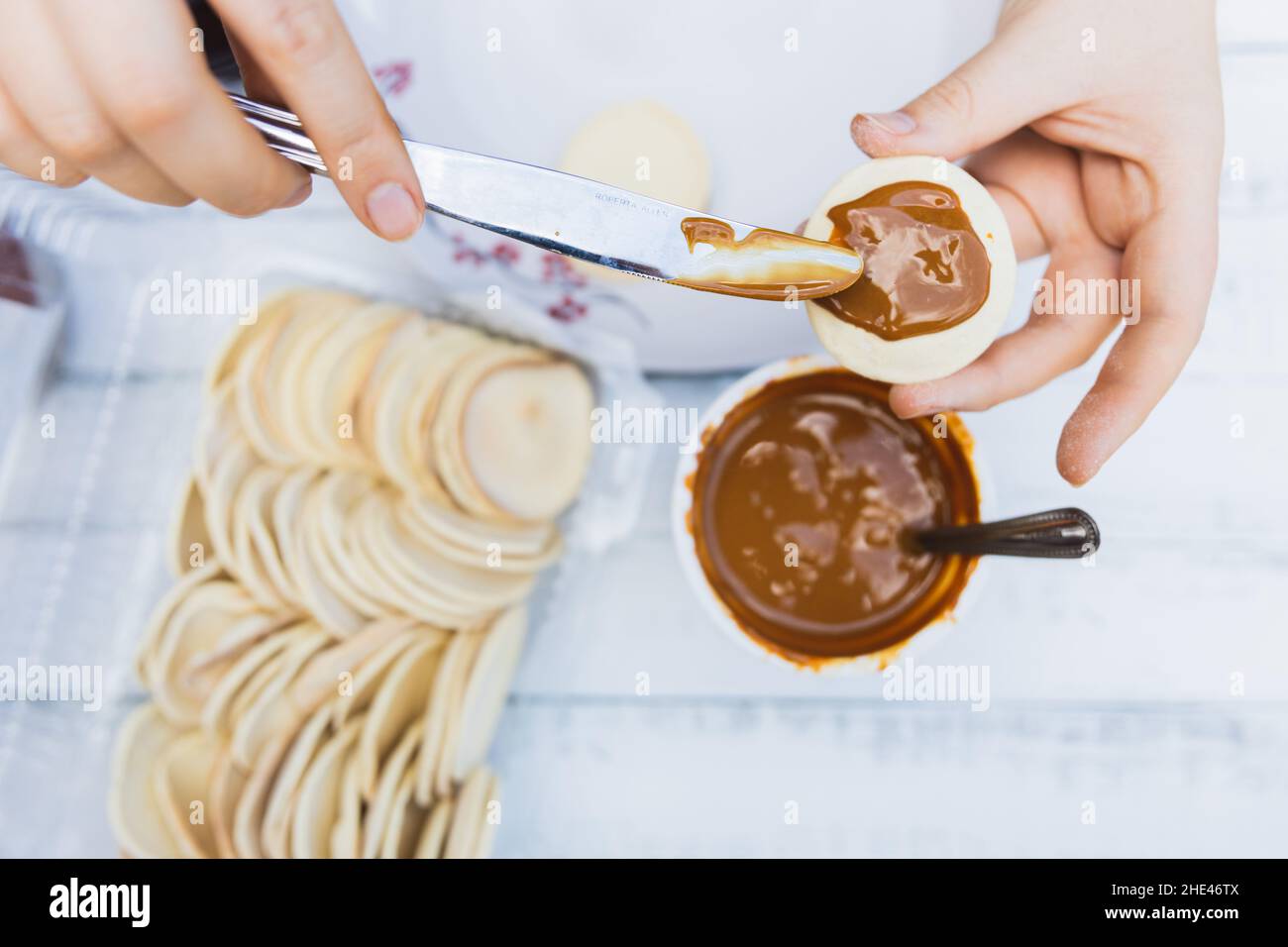 hans de jeune femme préparant alfajores.Cuisine latine. Banque D'Images