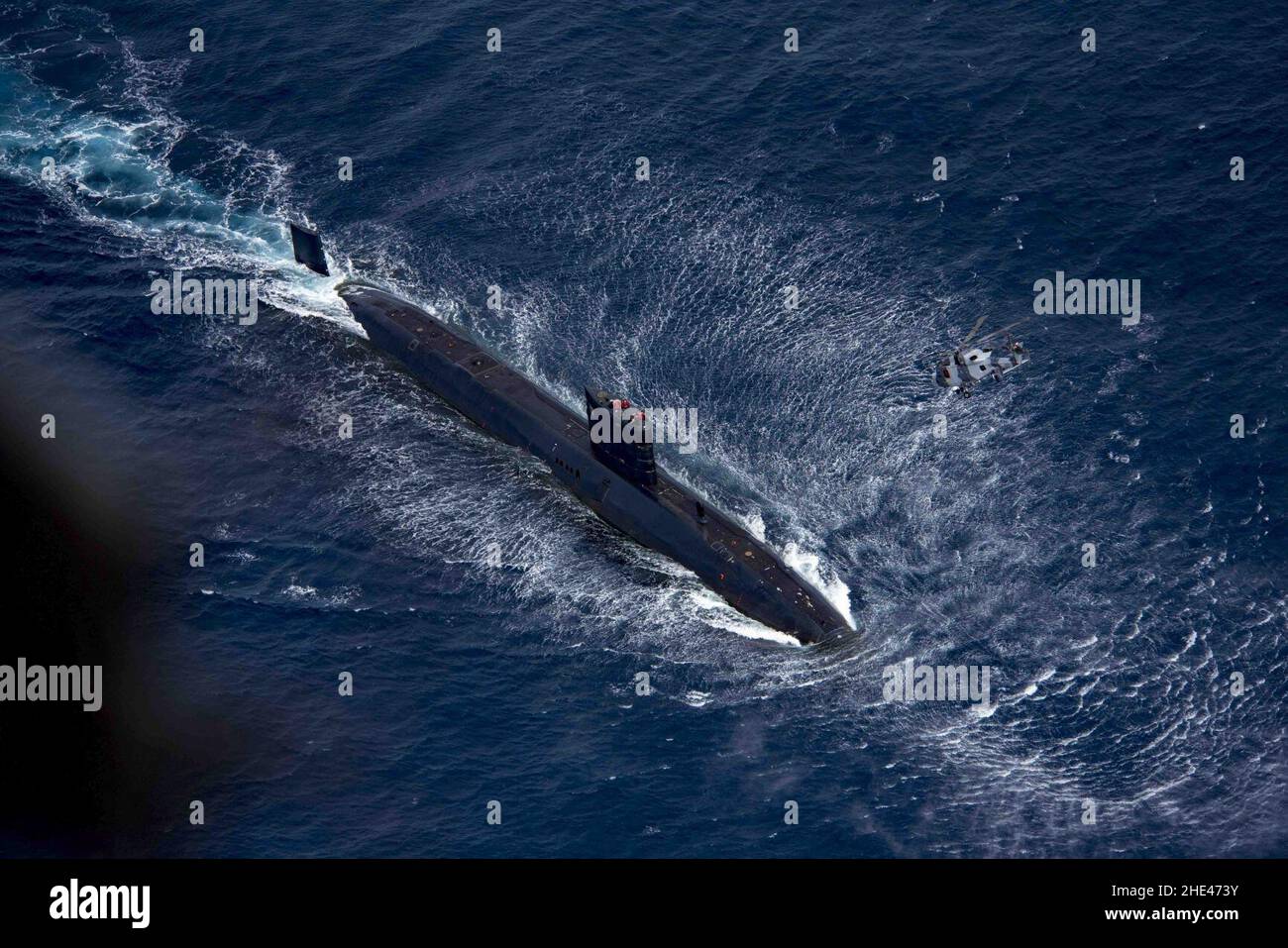 Sous-marin de classe Trafalgar de la Royal Navy HMS trenchant et Royal Navy Wildcat HMA2. Banque D'Images